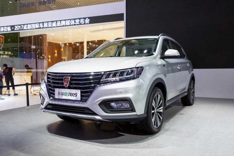 全新荣威950、荣威e950定义“高级轿车” 成都车展亮相售价16.88万起 互联网汽车上市一周年 系统升级带来颠覆式进化